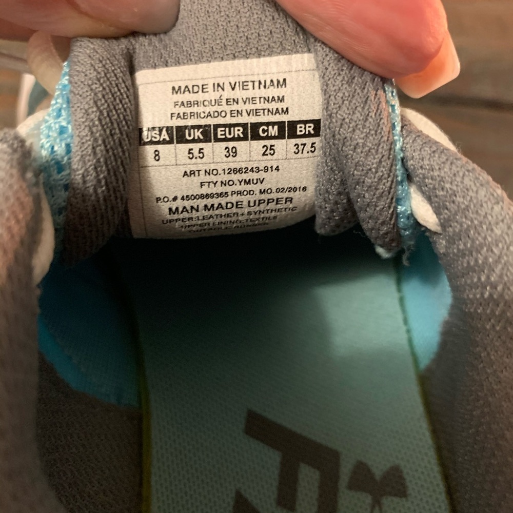 Women’s Size 8 Under Armour Shoes - Picture 2 of 2